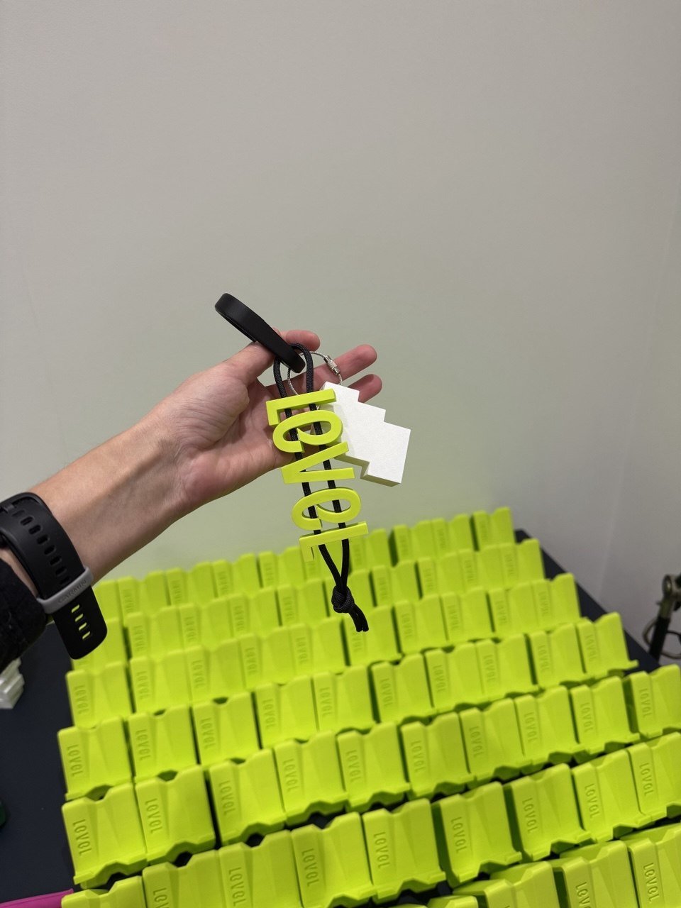 Брелок LEVEL над партией подставок